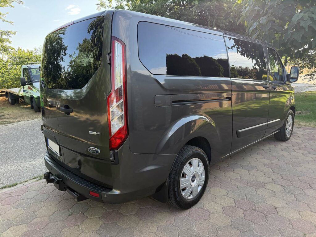 FORD Tourneo Custom 9 személyes hátulról
