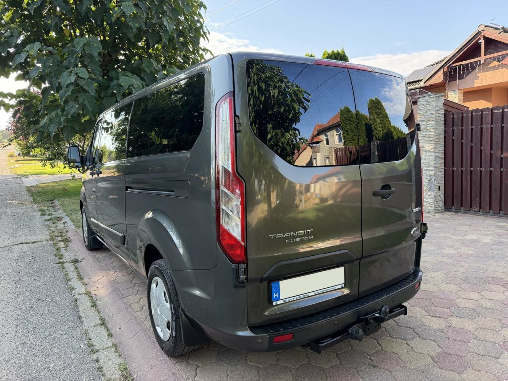 FORD Tourneo Custom 9 személyes hátulról 2